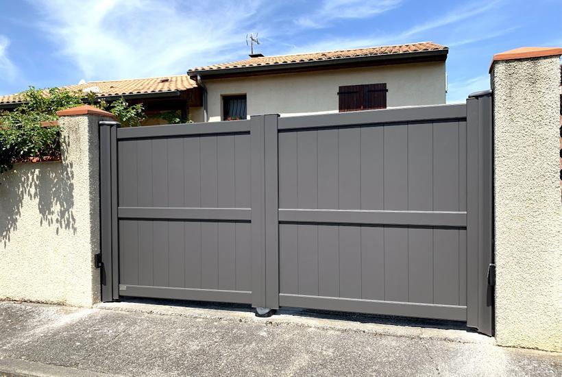 Portail battant Suroît avec des lames de 160 mm verticales, RAL 9007