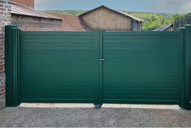 Portail battant Noroît avec des lames de 80 mm horizontales, RAL 6005