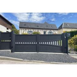 Portail battant Suet avec des lames de 80 mm verticaux, RAL 7016