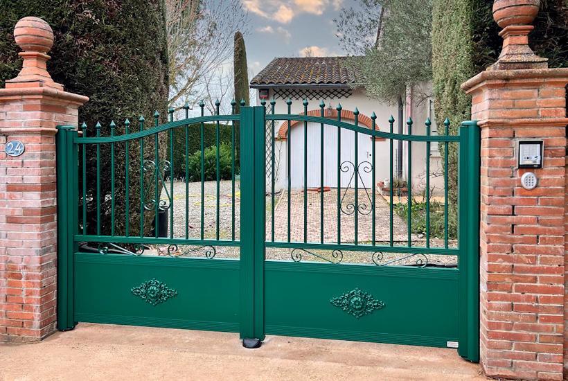 Portail battant Beethoven avec des barreaux de diamètre de 20 mm et une tôle de 3 mm d'épaisseur, RAL 6005