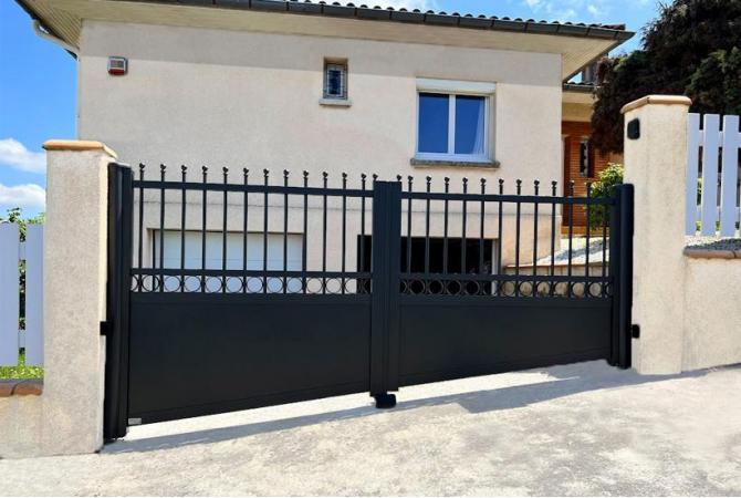 Portail battant Schubert avec des barreaux de 20 mm de diamètre et une tôle de 3 mm d'épaisseur