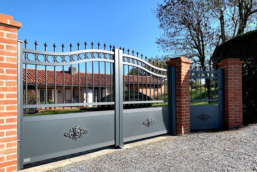 Portail battant Wagner avec des barreaux de 20 mm de diamètre et une tôle de 3 mm d'épaisseur