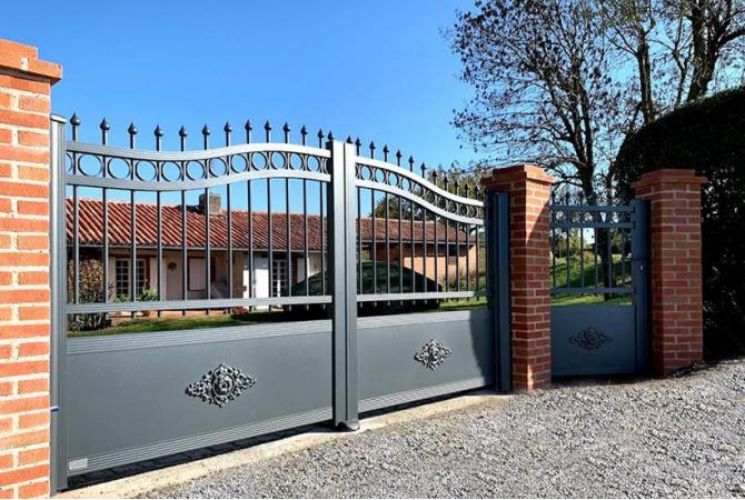 Portail battant Wagner avec des barreaux de 20 mm de diamètre et une tôle de 3 mm d'épaisseur