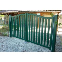 Portail battant Cabernet forme chapeau de gendarme avec barreaux verticaux de 80 mm, RAL vert mousse 6005