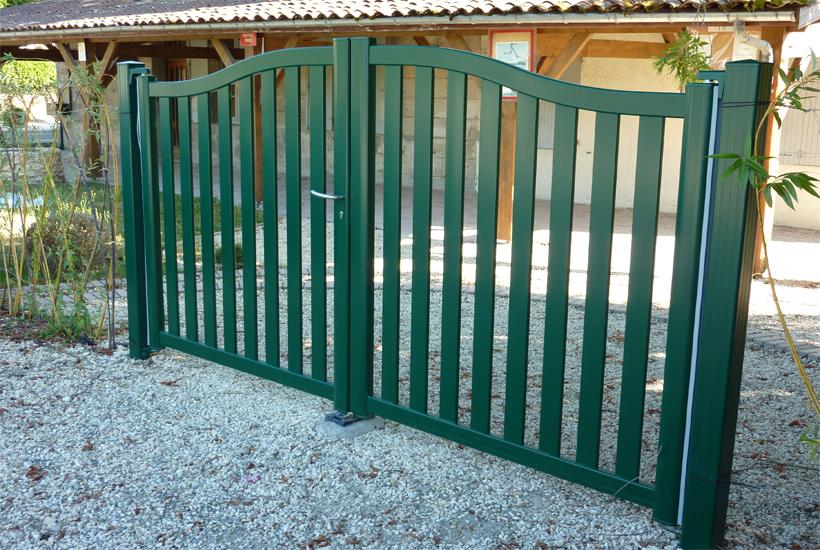 Portail battant Cabernet forme chapeau de gendarme avec barreaux verticaux de 80 mm, RAL vert mousse 6005