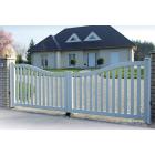 Portail battant blanc Hegoa avec barreaux de 80 mm verticaux