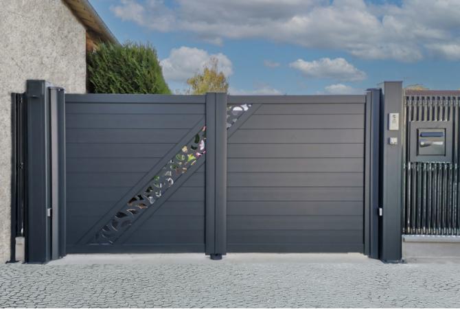 Portail battant avec des lames de 160 mm horizontales et une tôle personnalisée, RAL 7016