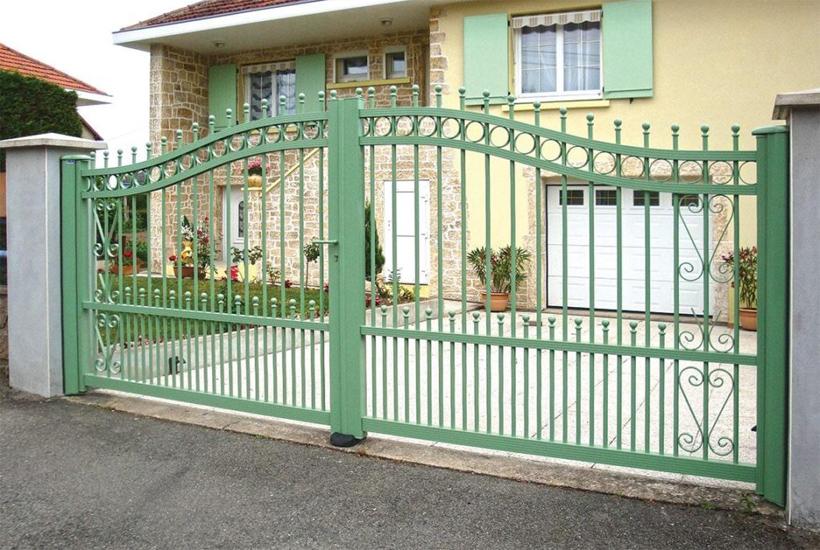Portail battant Strauss vert avec des barreaux de 20 mm de diamètre