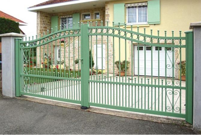 Portail battant Strauss vert avec des barreaux de 20 mm de diamètre