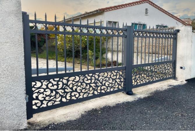 Portail battant Rossini avec des barreaux de 20 mm de diamètre et une tôle de 3 mm d'épaisseur