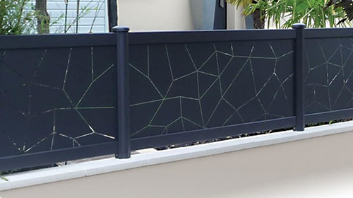  Clôture sur mesure en aluminium : une solution esthétique, durable et robuste 